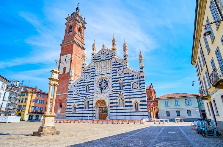 Veduta del Duomo di Monza nella piazza del centro storico.